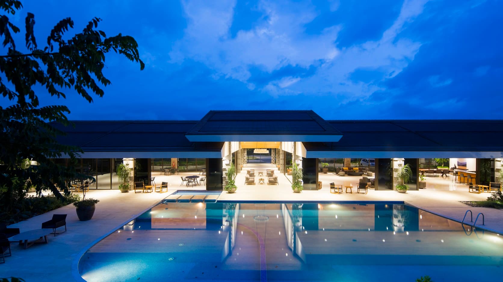 Calm premium arrival for airport transfer guests